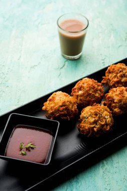 Crispy Noodles / maggie Pakora veya pakoda popüler bir indochinese sokak gıda ketçap ile servis edilir