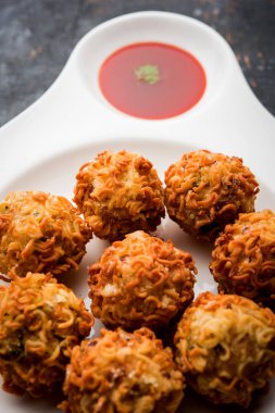Crispy Noodles / maggie Pakora veya pakoda popüler bir indochinese sokak gıda ketçap ile servis edilir