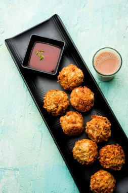 Crispy Noodles / maggie Pakora veya pakoda popüler bir indochinese sokak gıda ketçap ile servis edilir