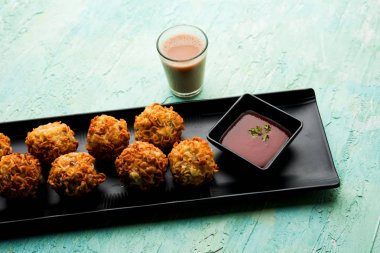 Crispy Noodles / maggie Pakora veya pakoda popüler bir indochinese sokak gıda ketçap ile servis edilir