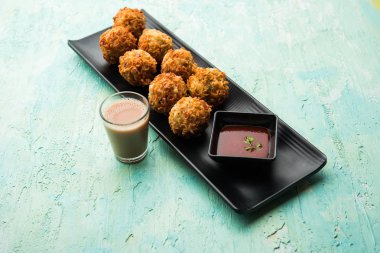 Crispy Noodles / maggie Pakora veya pakoda popüler bir indochinese sokak gıda ketçap ile servis edilir