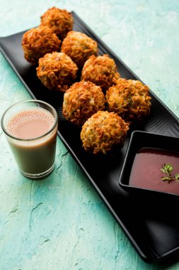 Crispy Noodles / maggie Pakora veya pakoda popüler bir indochinese sokak gıda ketçap ile servis edilir