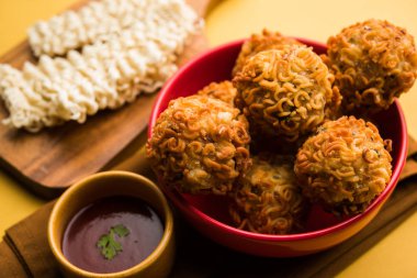 Crispy Noodles / maggie Pakora veya pakoda popüler bir indochinese sokak gıda ketçap ile servis edilir
