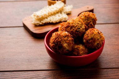 Crispy Noodles / maggie Pakora veya pakoda popüler bir indochinese sokak gıda ketçap ile servis edilir