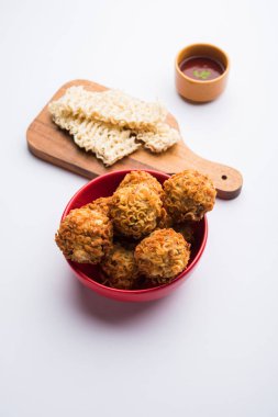 Crispy Noodles / maggie Pakora veya pakoda popüler bir indochinese sokak gıda ketçap ile servis edilir