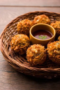 Crispy Noodles / maggie Pakora veya pakoda popüler bir indochinese sokak gıda ketçap ile servis edilir