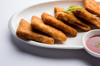 gevrek Patates üçgenveya batata vada ekmek kırıntıları ile kaplı ve daha sonra derin kızarmış. domates ketçap ile servis edilir. seçici odaklama