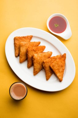 gevrek Patates üçgenveya batata vada ekmek kırıntıları ile kaplı ve daha sonra derin kızarmış. domates ketçap ile servis edilir. seçici odaklama