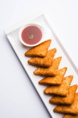 gevrek Patates üçgenveya batata vada ekmek kırıntıları ile kaplı ve daha sonra derin kızarmış. domates ketçap ile servis edilir. seçici odaklama