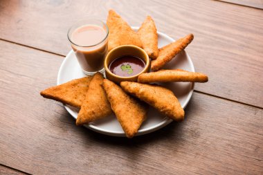 gevrek Patates üçgenveya batata vada ekmek kırıntıları ile kaplı ve daha sonra derin kızarmış. domates ketçap ile servis edilir. seçici odaklama