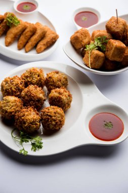 Gevrek Paneer patlamış mısır, patates üçgenleri ve Maggie / erişte pakora veya pakoda, beyaz arka plan üzerinde beyaz kase ve tabak servis