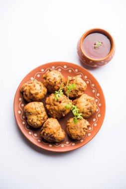 rava Bhajj veya bhajiya da suji Pakoda veya irmik Pakora olarak bilinen, domates ketçap ile servis edilir. seçici odaklama