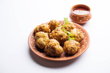 rava Bhajj veya bhajiya da suji Pakoda veya irmik Pakora olarak bilinen, domates ketçap ile servis edilir. seçici odaklama