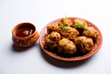 rava Bhajj veya bhajiya da suji Pakoda veya irmik Pakora olarak bilinen, domates ketçap ile servis edilir. seçici odaklama