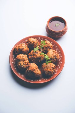 rava Bhajj veya bhajiya da suji Pakoda veya irmik Pakora olarak bilinen, domates ketçap ile servis edilir. seçici odaklama