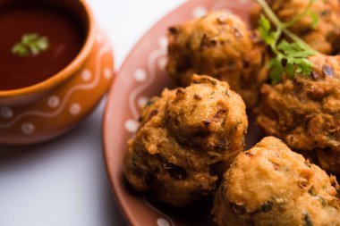 rava Bhajj veya bhajiya da suji Pakoda veya irmik Pakora olarak bilinen, domates ketçap ile servis edilir. seçici odaklama