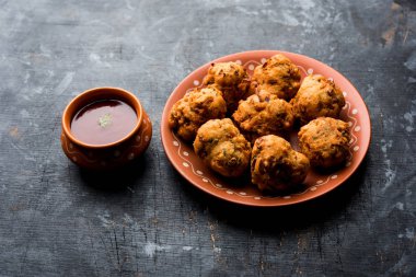 rava Bhajj veya bhajiya da suji Pakoda veya irmik Pakora olarak bilinen, domates ketçap ile servis edilir. seçici odaklama