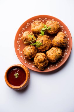 rava Bhajj veya bhajiya da suji Pakoda veya irmik Pakora olarak bilinen, domates ketçap ile servis edilir. seçici odaklama