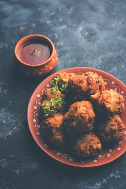rava Bhajj veya bhajiya da suji Pakoda veya irmik Pakora olarak bilinen, domates ketçap ile servis edilir. seçici odaklama