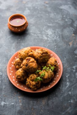 rava Bhajj veya bhajiya da suji Pakoda veya irmik Pakora olarak bilinen, domates ketçap ile servis edilir. seçici odaklama