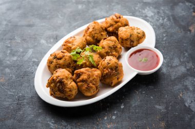rava Bhajj veya bhajiya da suji Pakoda veya irmik Pakora olarak bilinen, domates ketçap ile servis edilir. seçici odaklama