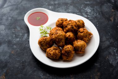 rava Bhajj veya bhajiya da suji Pakoda veya irmik Pakora olarak bilinen, domates ketçap ile servis edilir. seçici odaklama