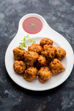 rava Bhajj veya bhajiya da suji Pakoda veya irmik Pakora olarak bilinen, domates ketçap ile servis edilir. seçici odaklama