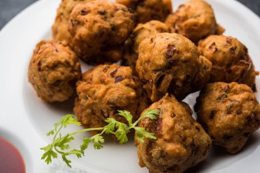 rava Bhajj veya bhajiya da suji Pakoda veya irmik Pakora olarak bilinen, domates ketçap ile servis edilir. seçici odaklama