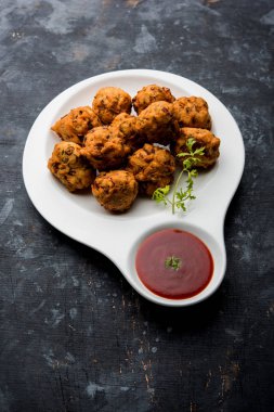 rava Bhajj veya bhajiya da suji Pakoda veya irmik Pakora olarak bilinen, domates ketçap ile servis edilir. seçici odaklama