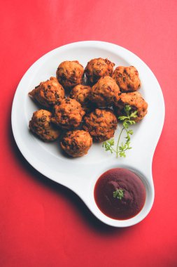 rava Bhajj veya bhajiya da suji Pakoda veya irmik Pakora olarak bilinen, domates ketçap ile servis edilir. seçici odaklama
