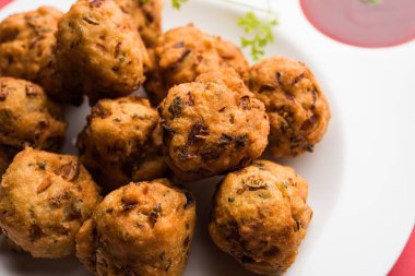 rava Bhajj veya bhajiya da suji Pakoda veya irmik Pakora olarak bilinen, domates ketçap ile servis edilir. seçici odaklama