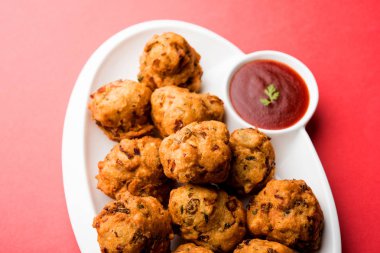 rava Bhajj veya bhajiya da suji Pakoda veya irmik Pakora olarak bilinen, domates ketçap ile servis edilir. seçici odaklama