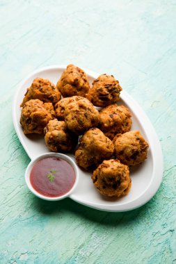 rava Bhajj veya bhajiya da suji Pakoda veya irmik Pakora olarak bilinen, domates ketçap ile servis edilir. seçici odaklama