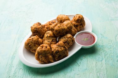 rava Bhajj veya bhajiya da suji Pakoda veya irmik Pakora olarak bilinen, domates ketçap ile servis edilir. seçici odaklama