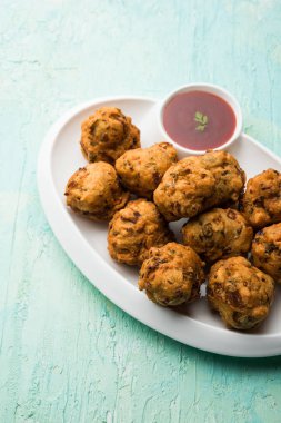 rava Bhajj veya bhajiya da suji Pakoda veya irmik Pakora olarak bilinen, domates ketçap ile servis edilir. seçici odaklama