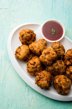 rava Bhajj veya bhajiya da suji Pakoda veya irmik Pakora olarak bilinen, domates ketçap ile servis edilir. seçici odaklama
