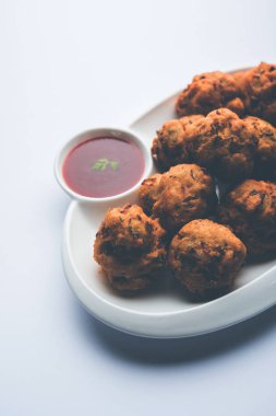 rava Bhajj veya bhajiya da suji Pakoda veya irmik Pakora olarak bilinen, domates ketçap ile servis edilir. seçici odaklama