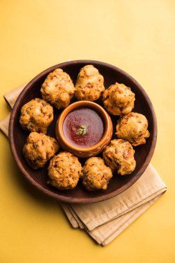 rava Bhajj veya bhajiya da suji Pakoda veya irmik Pakora olarak bilinen, domates ketçap ile servis edilir. seçici odaklama