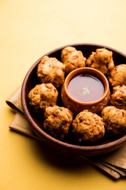 rava Bhajj veya bhajiya da suji Pakoda veya irmik Pakora olarak bilinen, domates ketçap ile servis edilir. seçici odaklama