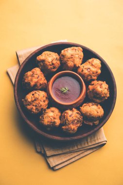 rava Bhajj veya bhajiya da suji Pakoda veya irmik Pakora olarak bilinen, domates ketçap ile servis edilir. seçici odaklama