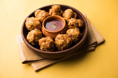 rava Bhajj veya bhajiya da suji Pakoda veya irmik Pakora olarak bilinen, domates ketçap ile servis edilir. seçici odaklama