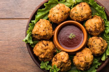 rava Bhajj veya bhajiya da suji Pakoda veya irmik Pakora olarak bilinen, domates ketçap ile servis edilir. seçici odaklama