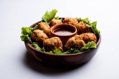 rava Bhajj veya bhajiya da suji Pakoda veya irmik Pakora olarak bilinen, domates ketçap ile servis edilir. seçici odaklama