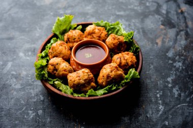 rava Bhajj veya bhajiya da suji Pakoda veya irmik Pakora olarak bilinen, domates ketçap ile servis edilir. seçici odaklama