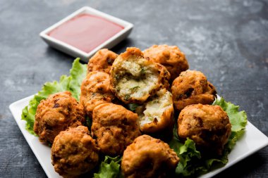 rava Bhajj veya bhajiya da suji Pakoda veya irmik Pakora olarak bilinen, domates ketçap ile servis edilir. seçici odaklama