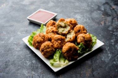 rava Bhajj veya bhajiya da suji Pakoda veya irmik Pakora olarak bilinen, domates ketçap ile servis edilir. seçici odaklama