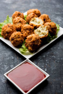 rava Bhajj veya bhajiya da suji Pakoda veya irmik Pakora olarak bilinen, domates ketçap ile servis edilir. seçici odaklama