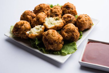 rava Bhajj veya bhajiya da suji Pakoda veya irmik Pakora olarak bilinen, domates ketçap ile servis edilir. seçici odaklama