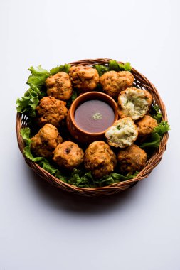 rava Bhajj veya bhajiya da suji Pakoda veya irmik Pakora olarak bilinen, domates ketçap ile servis edilir. seçici odaklama