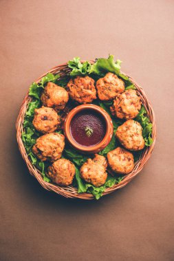 rava Bhajj veya bhajiya da suji Pakoda veya irmik Pakora olarak bilinen, domates ketçap ile servis edilir. seçici odaklama